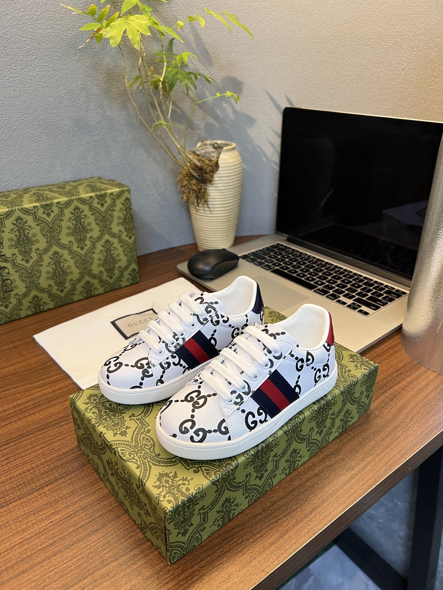 Children's shoes child